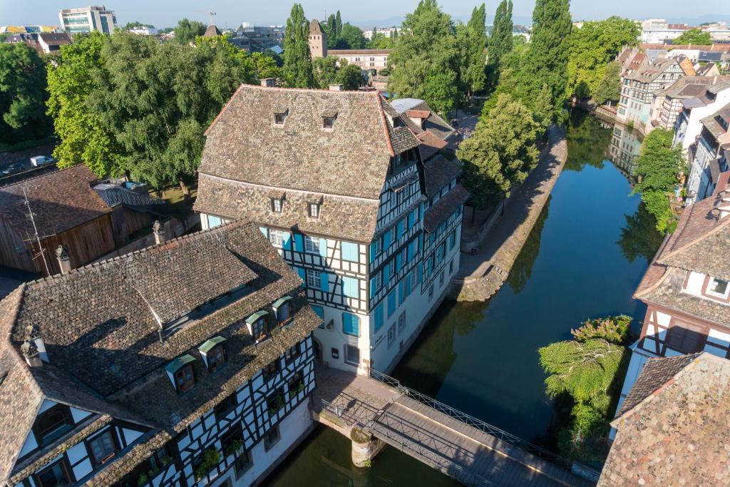 - une vue aérienne sur un bâtiment avec une rivière dans l'établissement Pavillon REGENT PETITE FRANCE, à Strasbourg