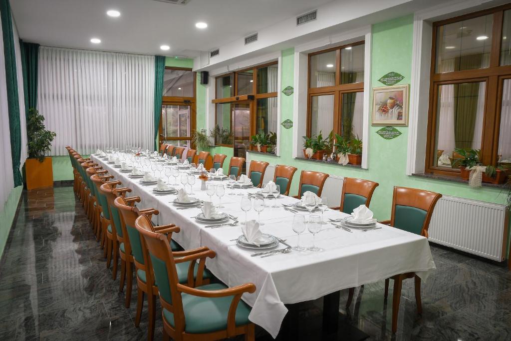Restauracja lub miejsce do jedzenia w obiekcie Hotel Kralj