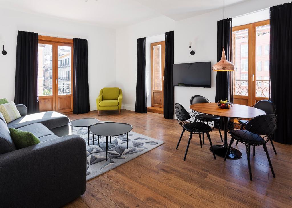 馬德里的住宿－馬德里市中心弗恩卡拉爾46號住宿加早餐公寓，客厅配有沙发和桌椅