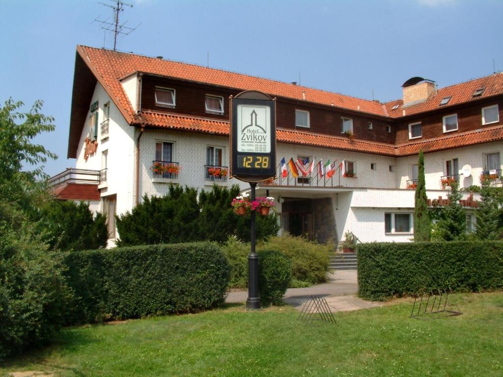 un hotel con un cartel frente a un edificio en Resort Hotel Zvíkov, en Zvíkovské Podhradí