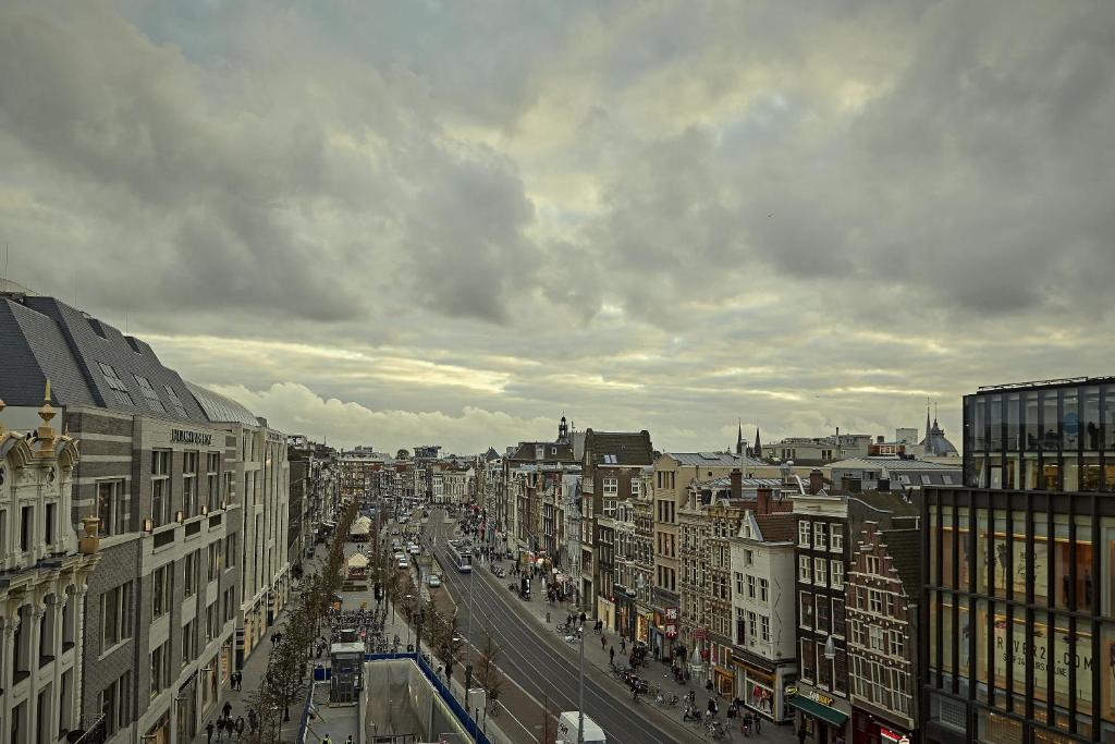 Ein allgemeiner Blick auf Amsterdam oder ein Stadtblick von des Hotels aus