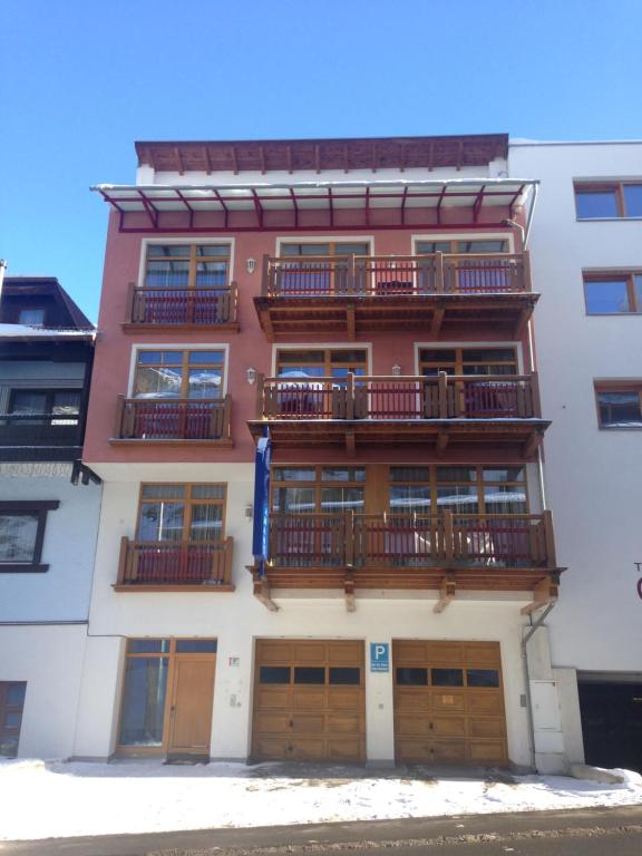 een appartementencomplex met twee balkons aan de zijkant bij Piccard Obergurgl in Obergurgl
