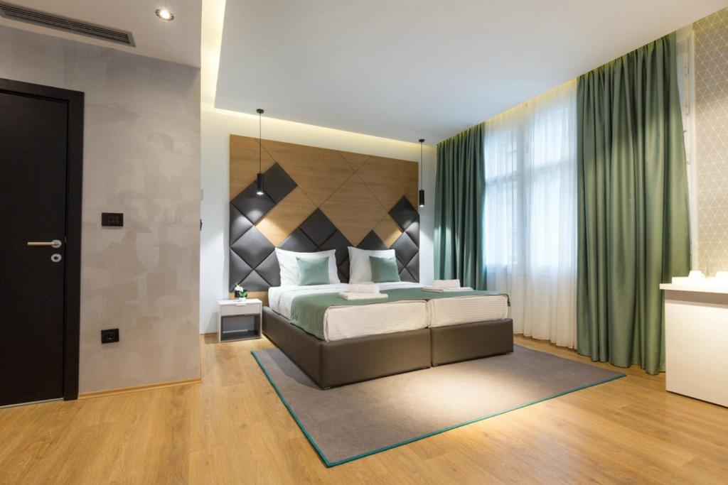 Postel nebo postele na pokoji v ubytování Capital Hotel Garni