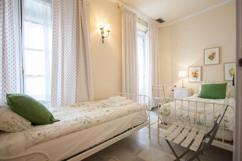 sypialnia z dwoma łóżkami i oknem w obiekcie BOTANIC DUPLEX TERRACE 5 PAX w Sewilli