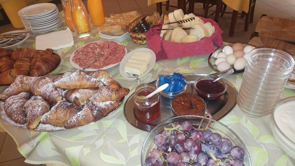 Jedlo v ubytovaní bed & breakfast alebo blízkom okolí