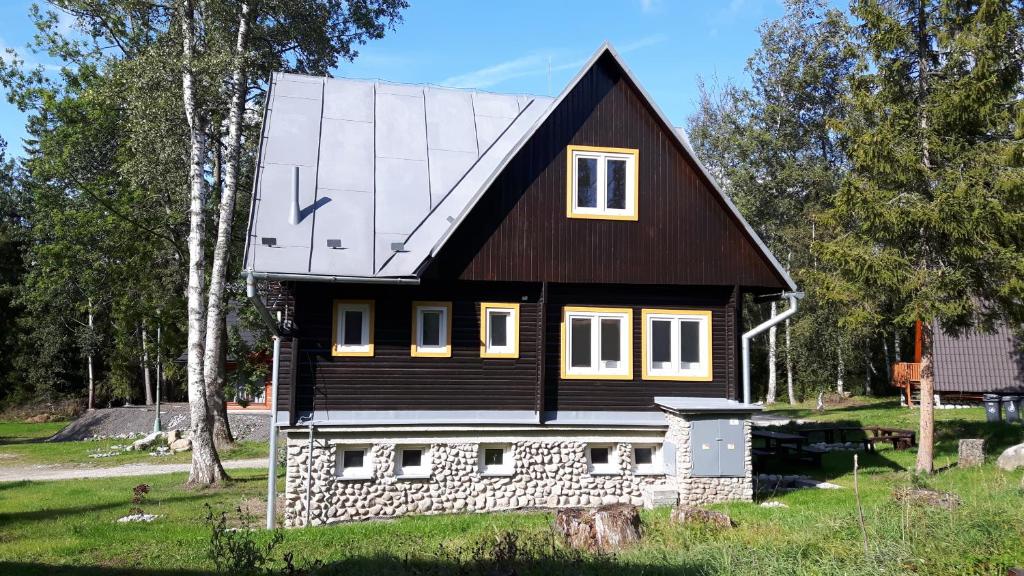 Budova, kde se chata nachází