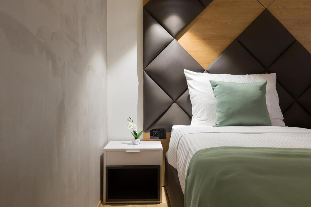 Postel nebo postele na pokoji v ubytování Capital Hotel Garni