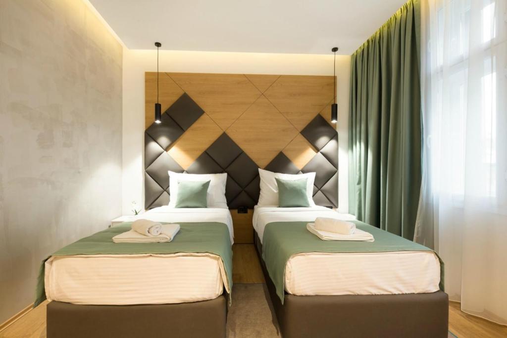 Postel nebo postele na pokoji v ubytování Capital Hotel Garni