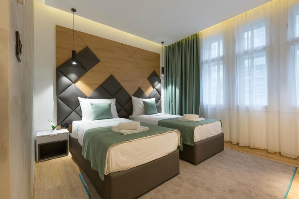 Postel nebo postele na pokoji v ubytování Capital Hotel Garni