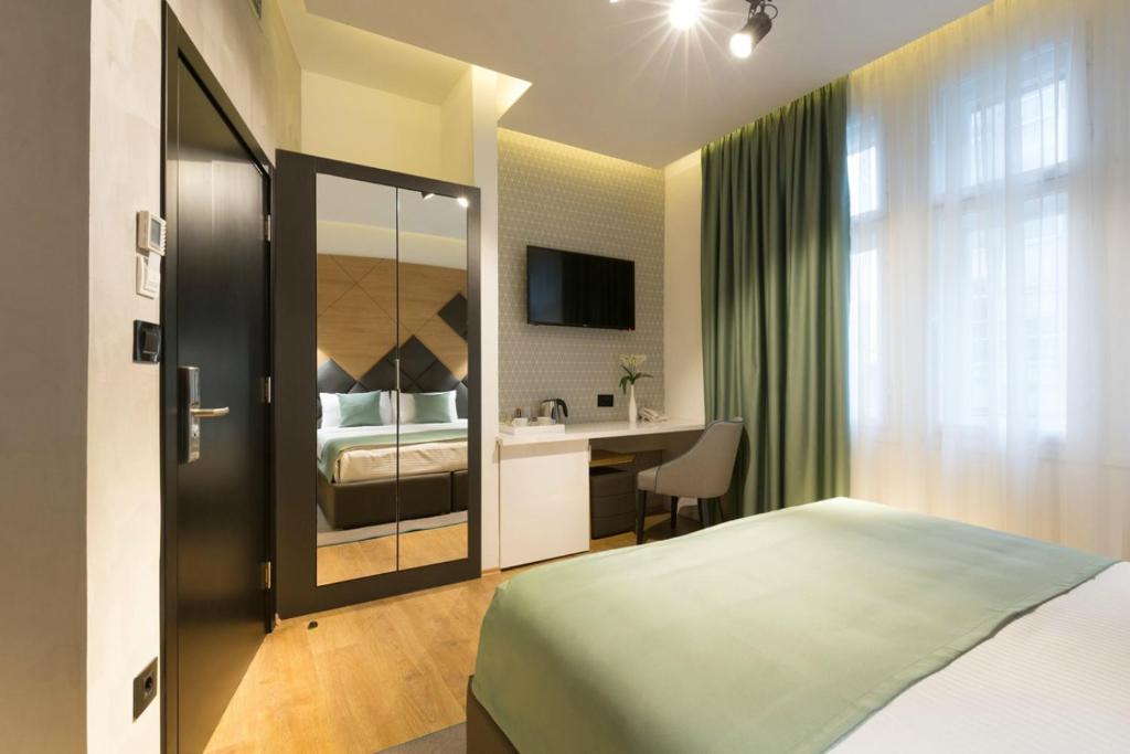 Postel nebo postele na pokoji v ubytování Capital Hotel Garni