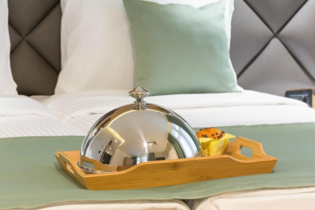 Postel nebo postele na pokoji v ubytování Capital Hotel Garni