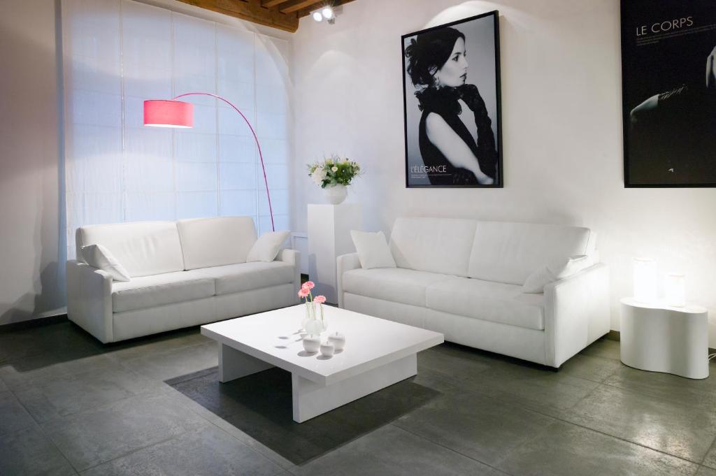 a living room with two white couches and a coffee table at La Maison Blanche in Beaune