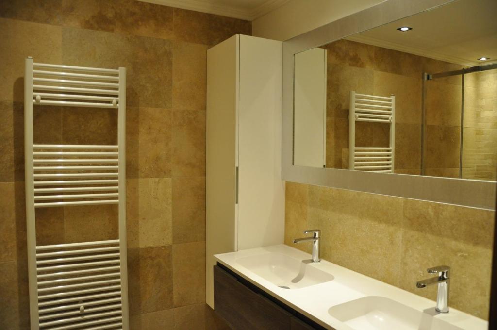 un bagno con lavandino e specchio di Appart Weißschrofenspitze a Sankt Anton am Arlberg