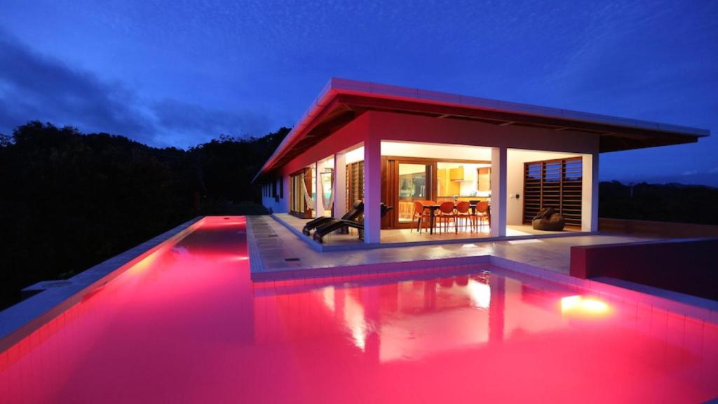 Bazén v ubytování Private Holiday House nebo v jeho okolí