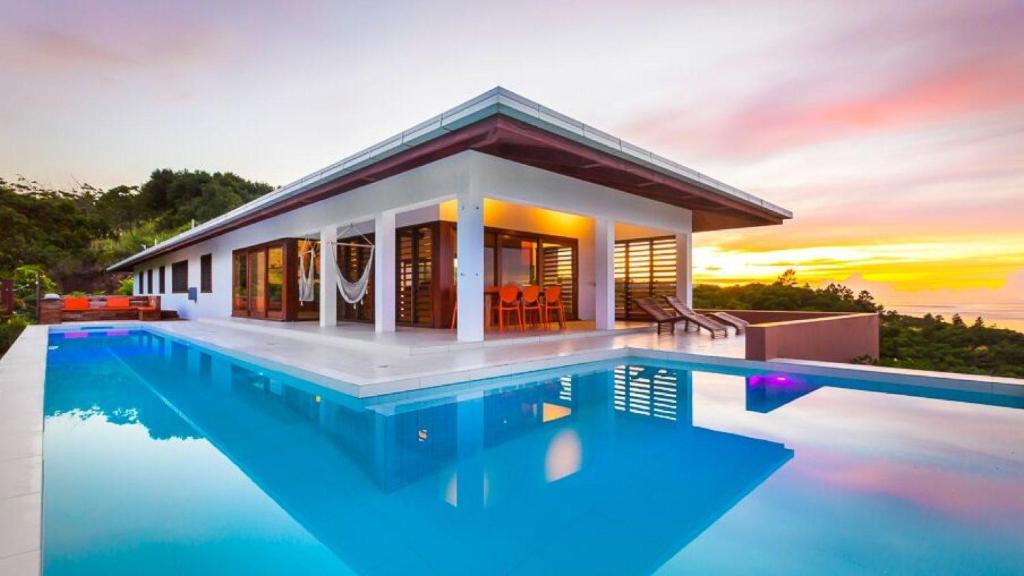 Bazén v ubytování Private Holiday House nebo v jeho okolí