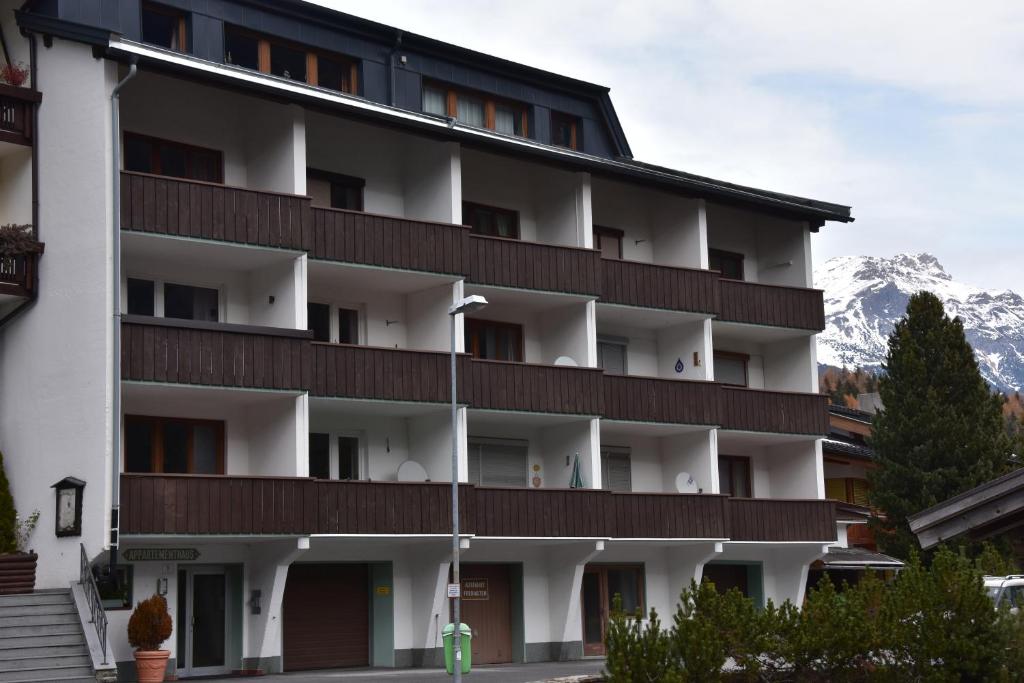 un condominio con montagne sullo sfondo di Appart Weißschrofenspitze a Sankt Anton am Arlberg