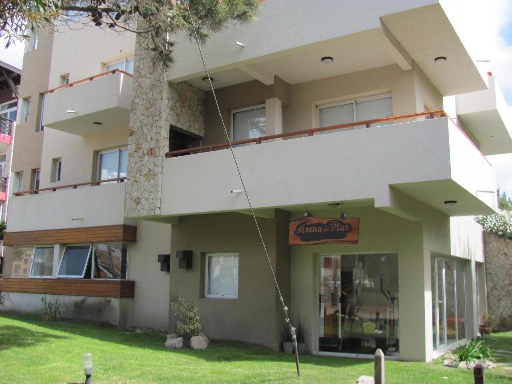 un bâtiment avec une enseigne devant lui dans l'établissement Arena de Mar Dpto B, à Las Gaviotas