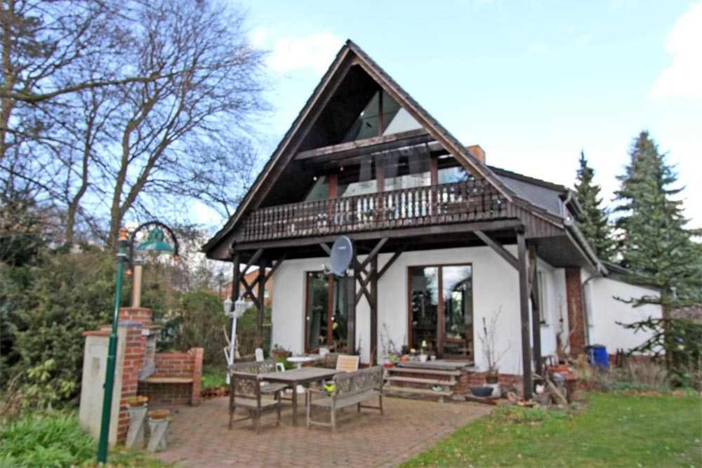 ein Haus mit einem Picknicktisch davor in der Unterkunft Ferienwohnung Klausdorf FDZ 351 in Klausdorf