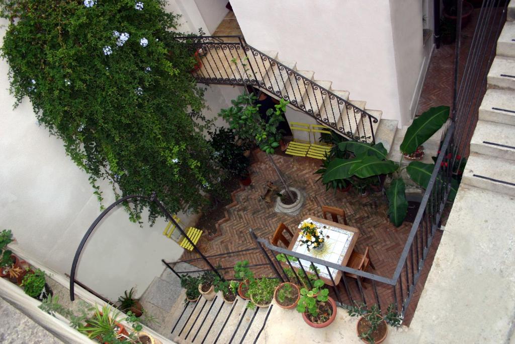 una vista aérea de un patio con una mesa y plantas en Il Cortiletto, en Trapani