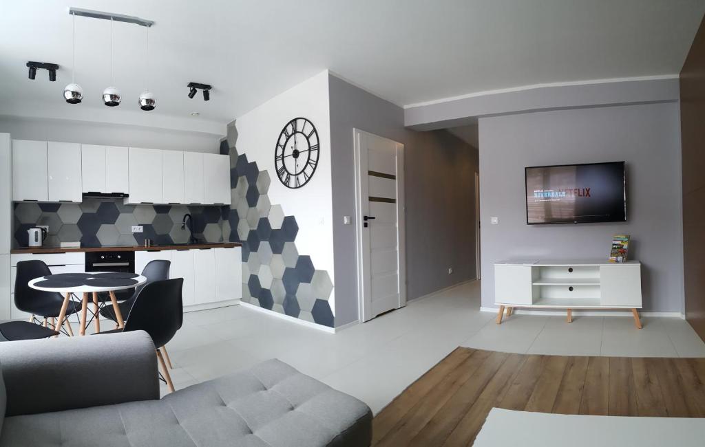 Televízia a/alebo spoločenská miestnosť v ubytovaní MINIMAR Apartamenty Świeradów