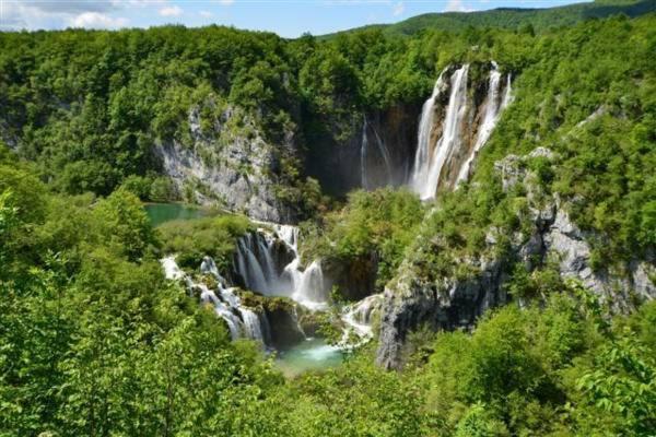 wodospad w środku góry z drzewami w obiekcie Guesthouse Ana&Ljubo w mieście Rastovača