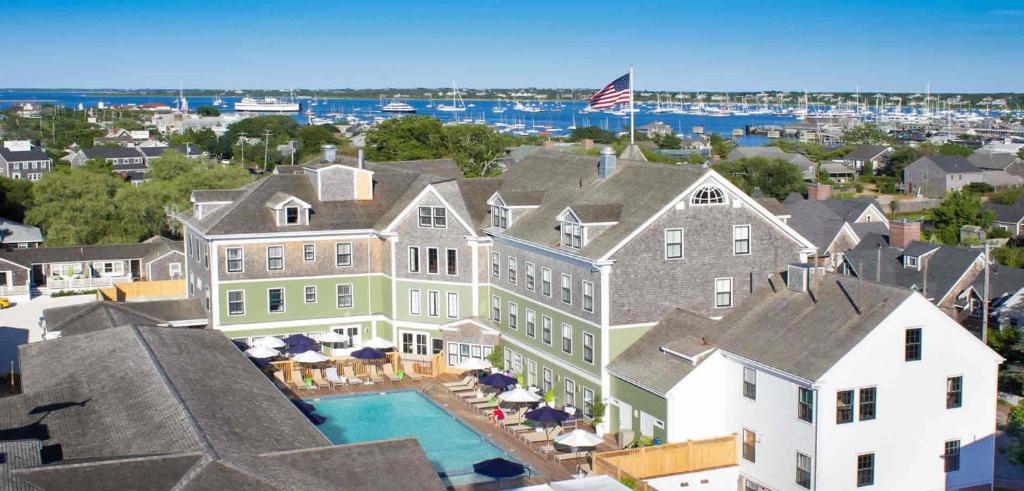 ナンタケットにあるThe Nantucket Hotel & Resortのスイミングプール付きの家屋の空中ビュー