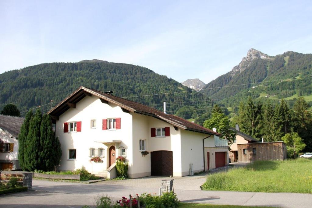 biały dom z górami w tle w obiekcie Kapellblick w mieście Schruns