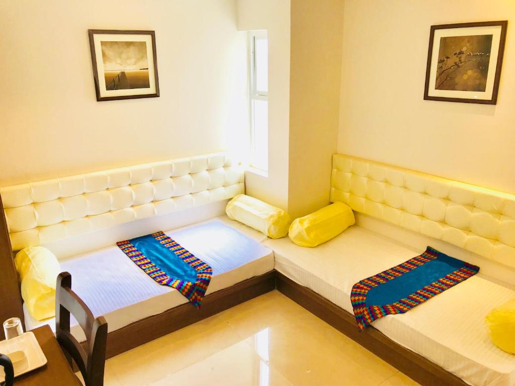 Postel nebo postele na pokoji v ubytování REGALIA INN &SUITES