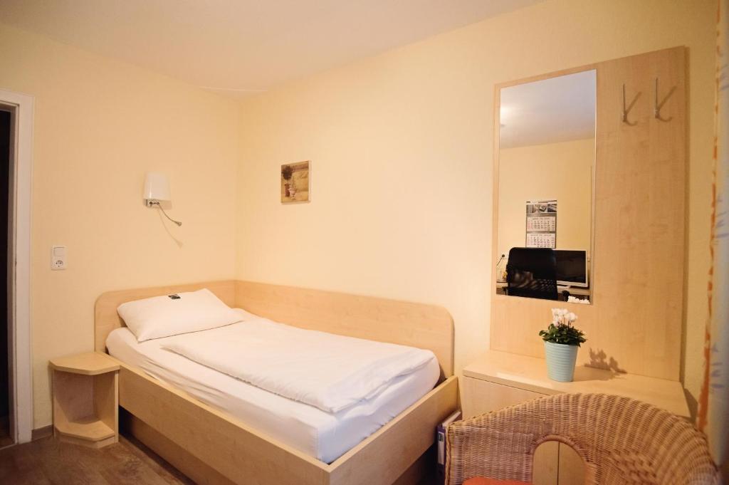 Postel nebo postele na pokoji v ubytování Hotel-Pension Am Böhmepark