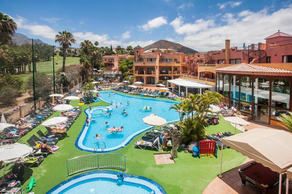 una vista aérea de una piscina en un complejo en Villa Mandi Golf Resort, en Playa de las Américas