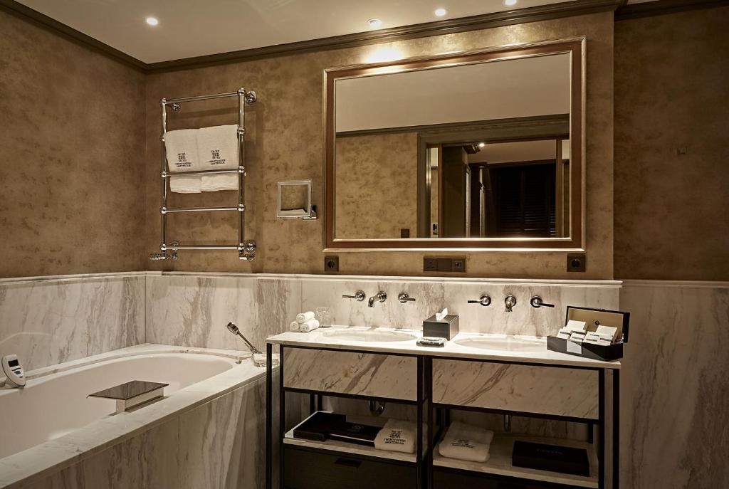Ein Badezimmer in der Unterkunft Hotel TwentySeven - Small Luxury Hotels of the World