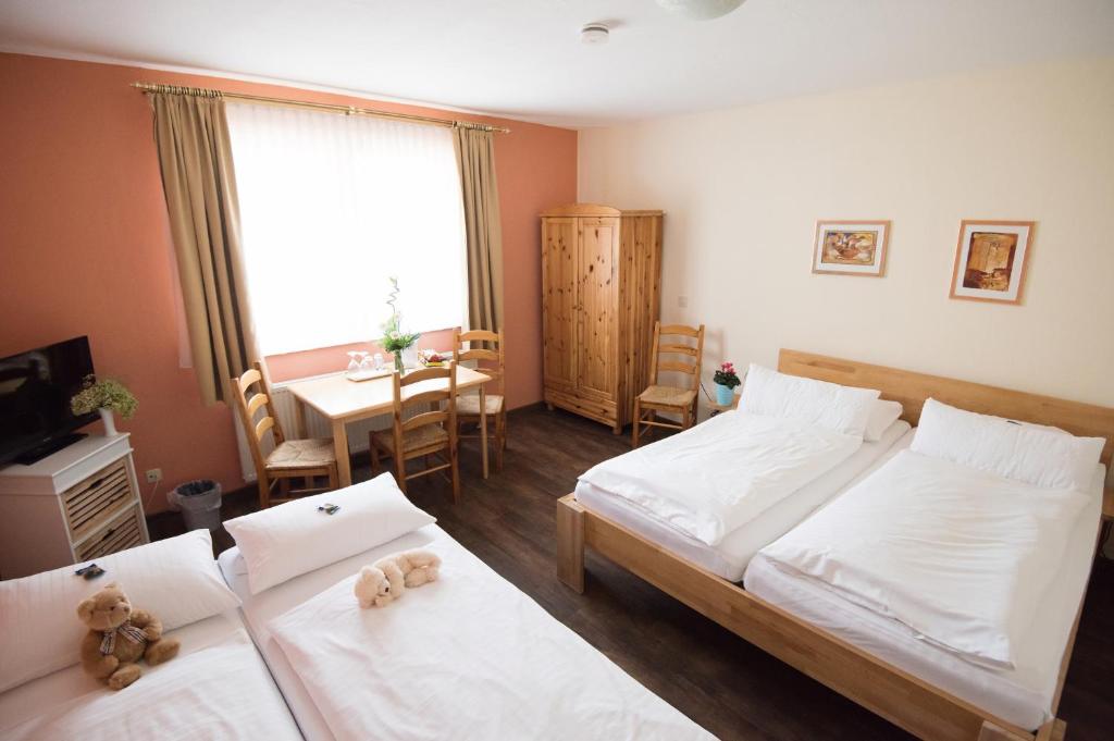 Postel nebo postele na pokoji v ubytování Hotel-Pension Am Böhmepark