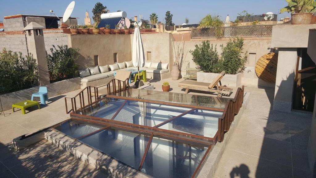 an overhead view of a swimming pool on a house at Dar d'Art in Marrakesh