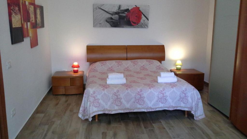 メストレにあるCasa Cavalieriのベッドルーム1室(キャンドル2本付きのベッド1台、テーブル2台付)