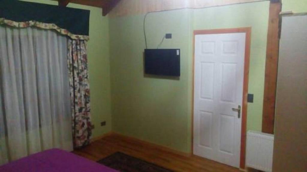 TV a/nebo společenská místnost v ubytování Hostal Kutralwe