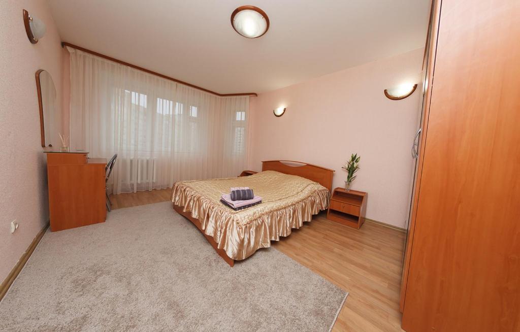 チュメニにある2 rooms family apartmentのベッドルーム(ベッド1台、テーブル付)