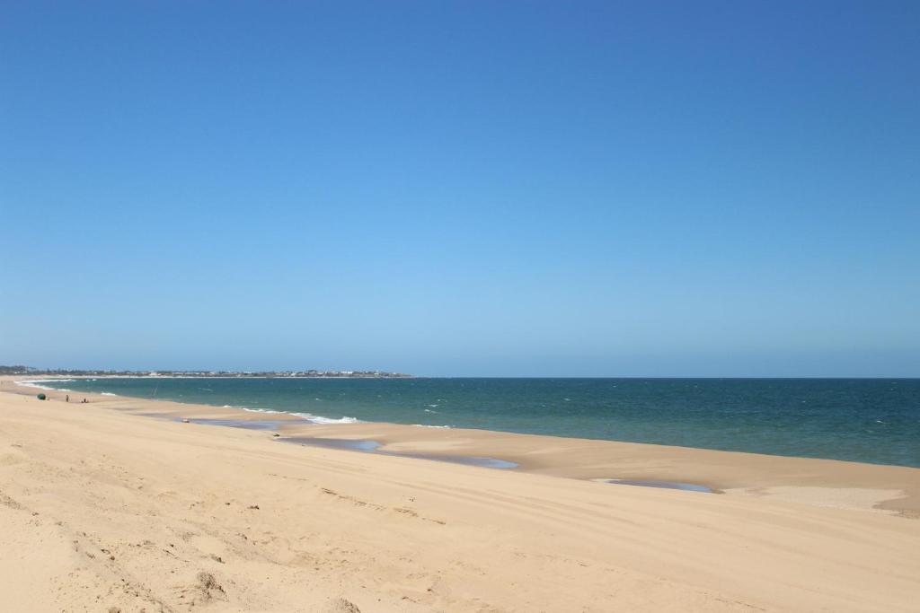 une plage de sable avec l'océan en arrière-plan dans l'établissement Santa Monica, à José Ignacio