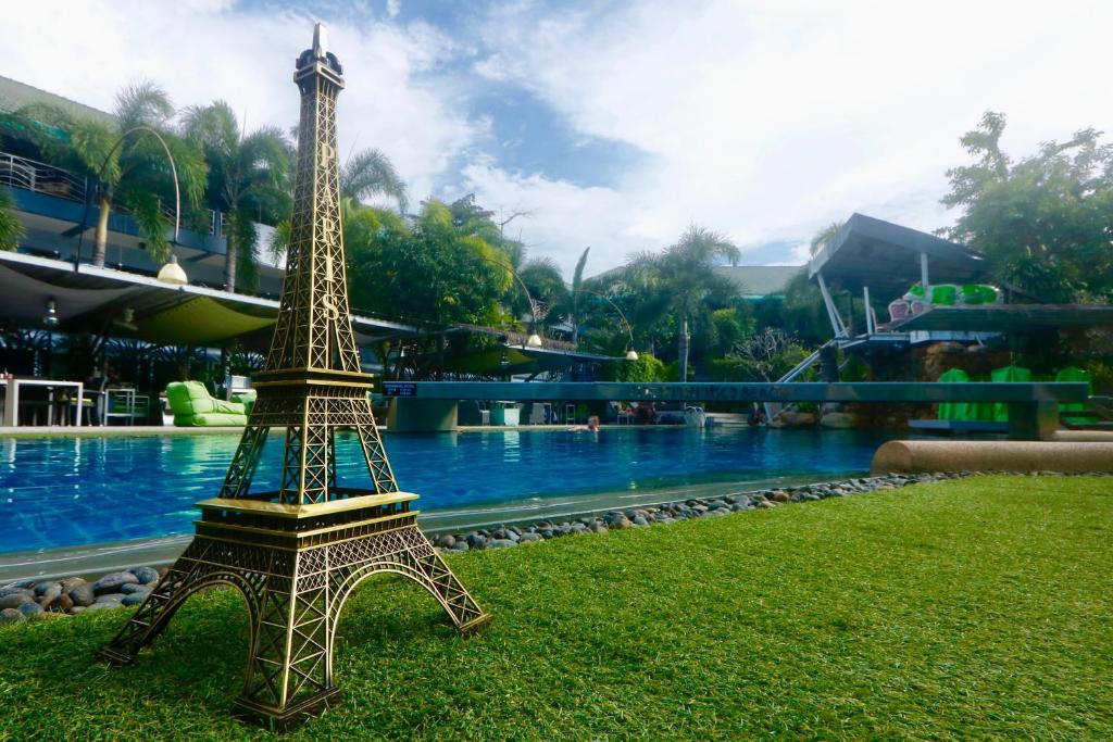 un modèle de la tour eiffel à côté d'une piscine dans l'établissement Momento Resort, à Pattaya (sud)