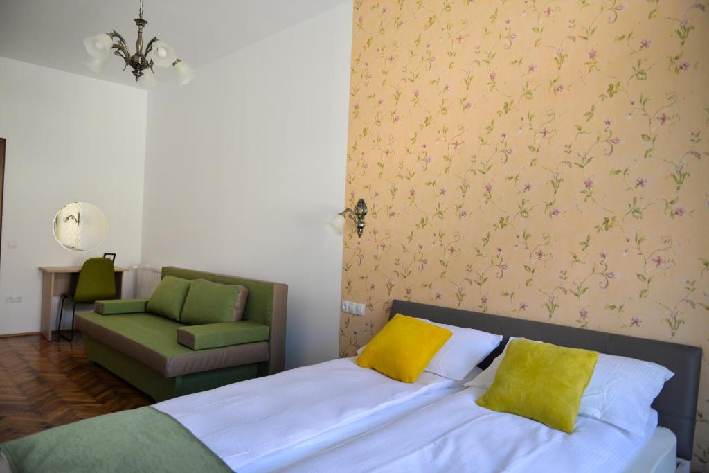 Central Apartments - Queen Studio