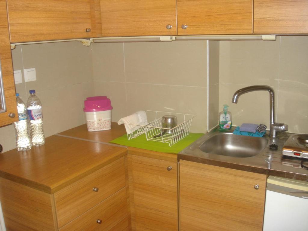 blat kuchenny ze zlewem i zlewem w obiekcie Apartment city center w mieście Patras