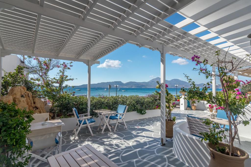 un patio con vistas al océano en Villa Zampeta, en Adamas