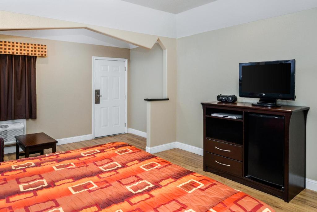 Scottish Inn and Suites Highway Six South - Habitación Con Cama Extragrande - No Fumadores