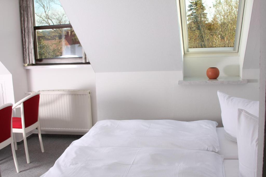 Postel nebo postele na pokoji v ubytování Lindenhotel Stralsund