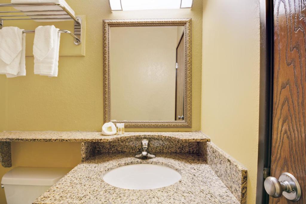 Days Inn by Wyndham Torrington - Double Room - Mobility Access/Non-Smoking