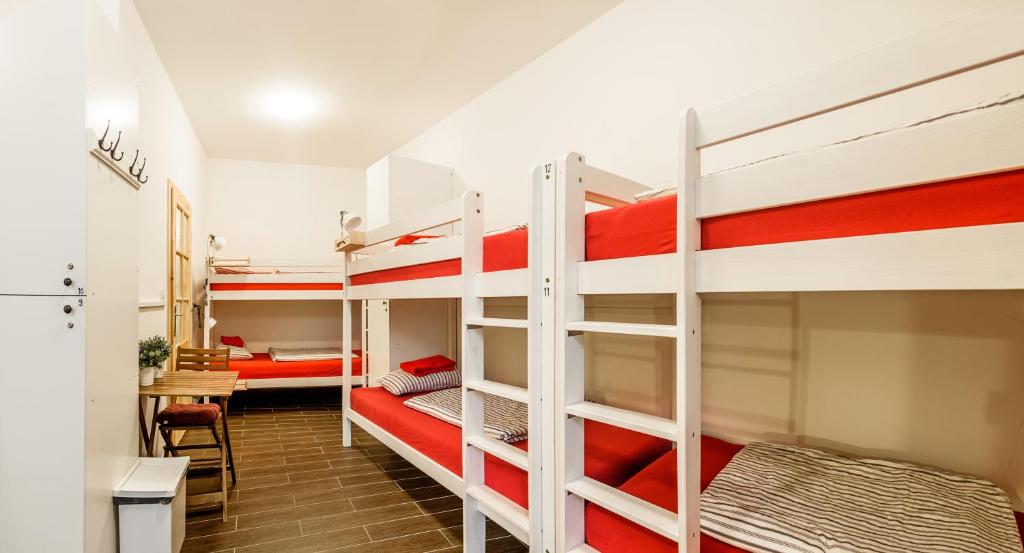 Palanda nebo palandy na pokoji v ubytování Turn Hostel