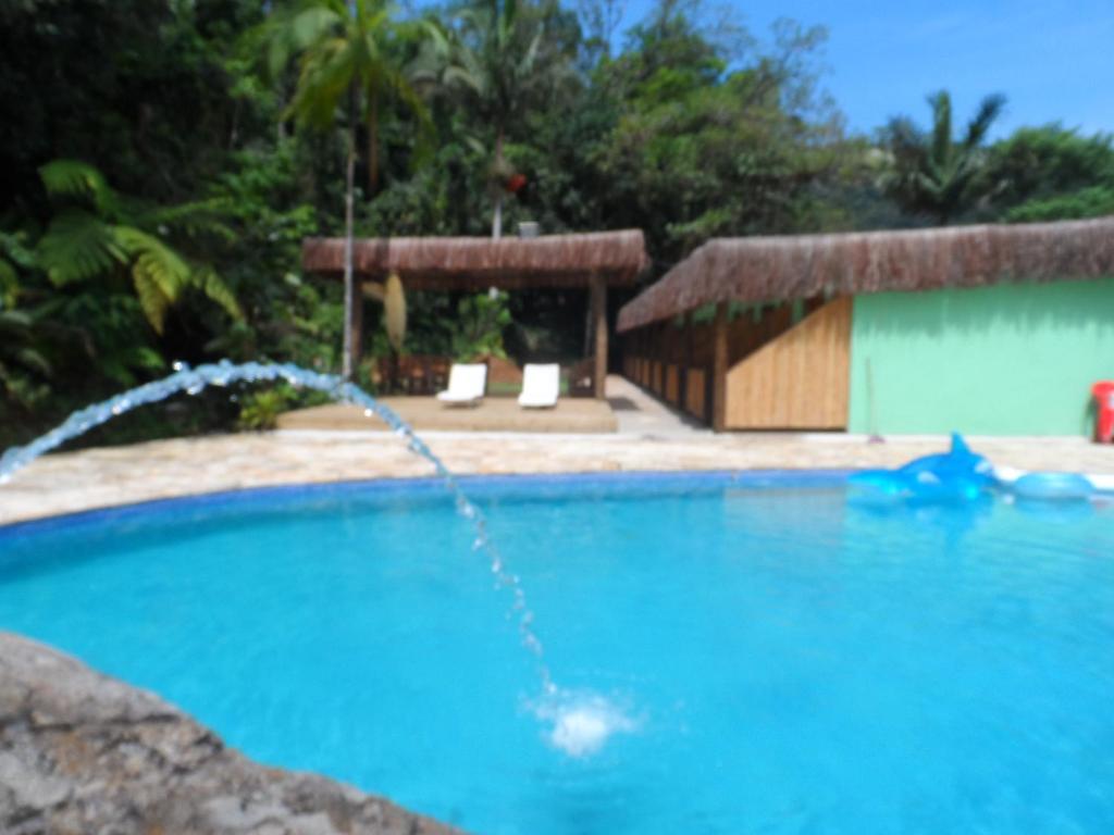 a water fountain in a swimming pool at Pousada Toka do Lula in Peruíbe