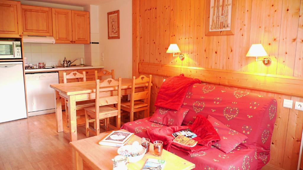 コンブルーにあるLa Grande Cordée - Cœur d'Alpageのリビングルーム(赤いソファ付)、キッチン