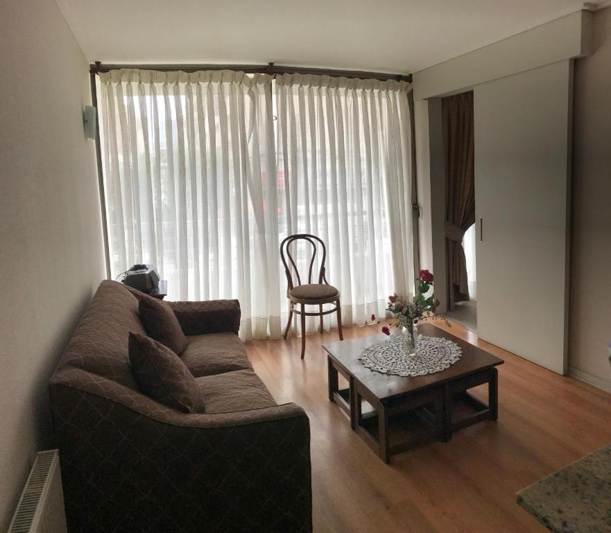 uma sala de estar com um sofá e uma mesa de centro em Depto Marina Poniente em Viña del Mar