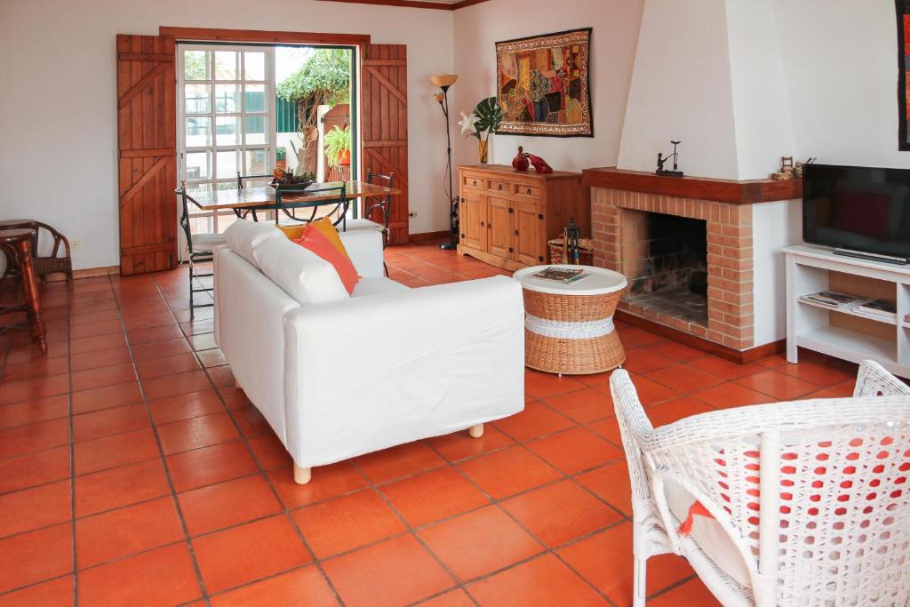 ヴィラ・ノヴァ・デ・ミルフォンテスにあるPATIO HOUSE by Nature Blissのリビングルーム(白いソファ、暖炉付)