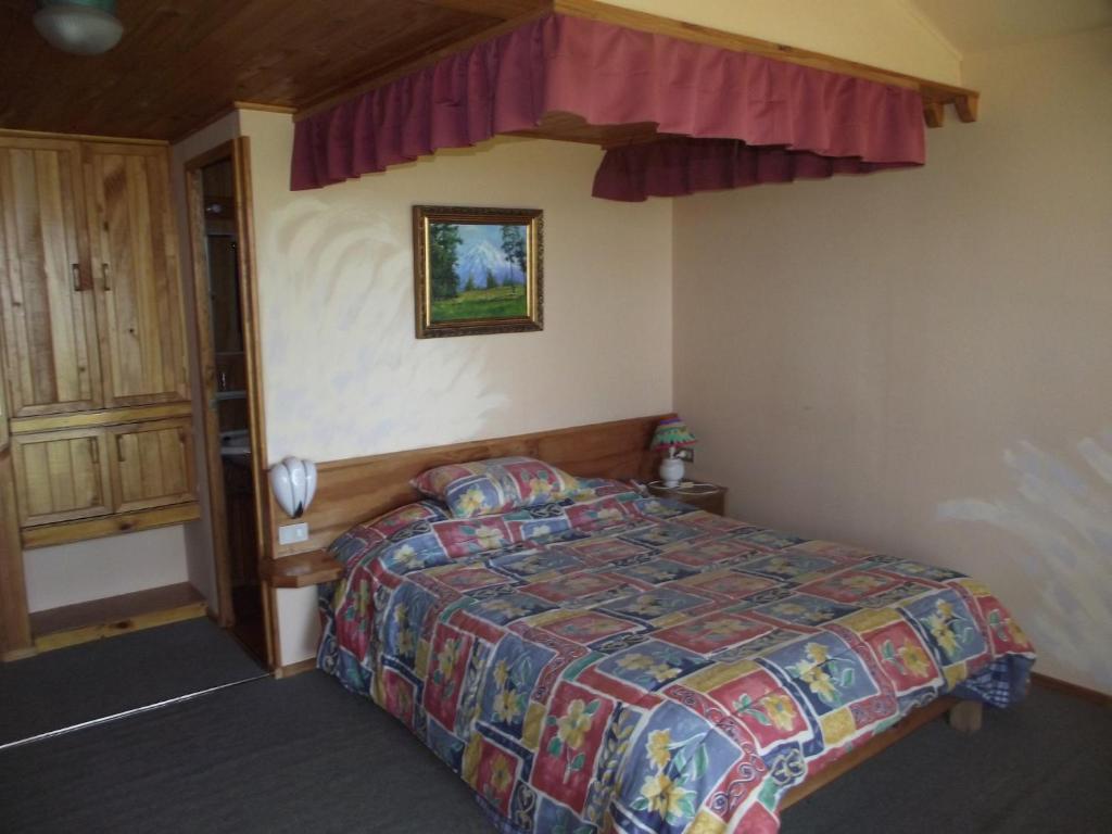 Postel nebo postele na pokoji v ubytování Hostal y Cabañas Mozart